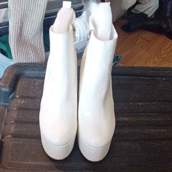 Unbranded Shoes - Elegant White Heeled Boots